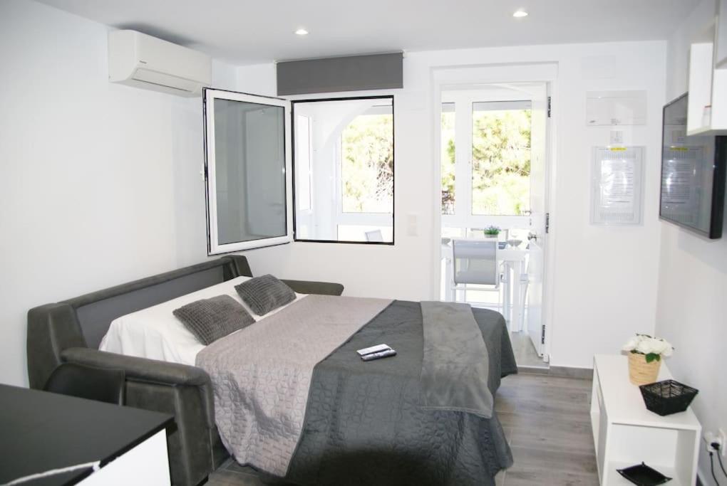 Posteľ alebo postele v izbe v ubytovaní Bungalow in Lago Jardin I, LosBalcones,Torrevieja Luxury StayOrihuelaCosta #PRP006