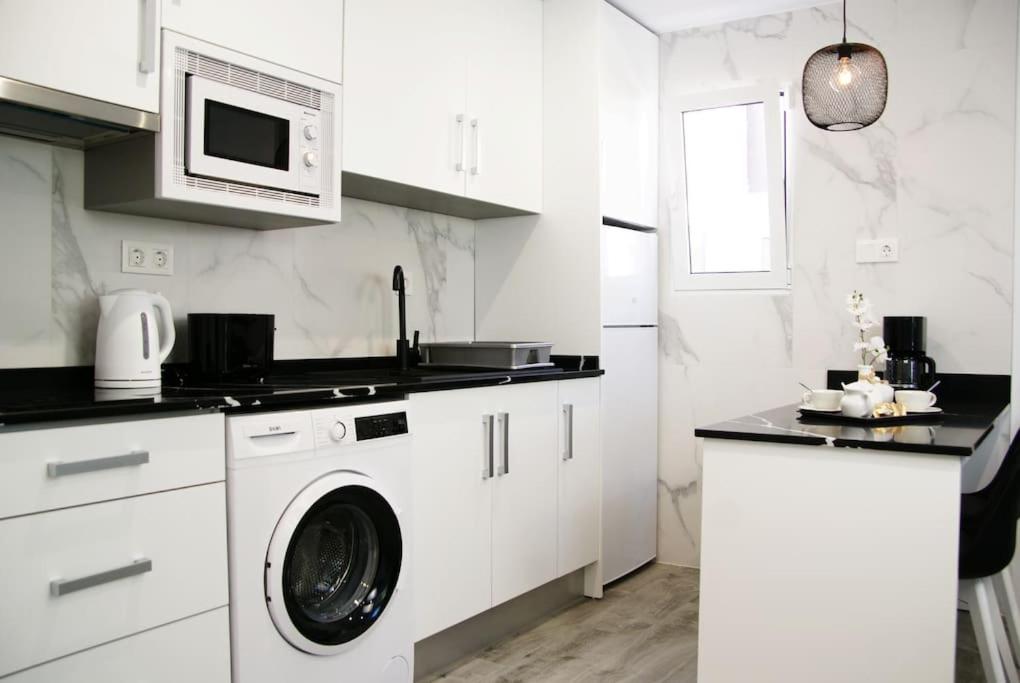 Kuchyňa alebo kuchynka v ubytovaní Bungalow in Lago Jardin I, LosBalcones,Torrevieja Luxury StayOrihuelaCosta #PRP006