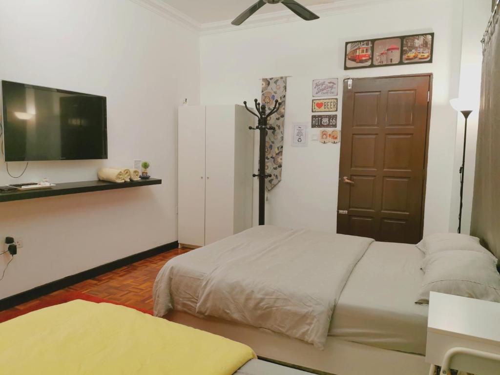 um quarto com uma cama e uma televisão de ecrã plano em D2Pie Homestay em Subang Jaya