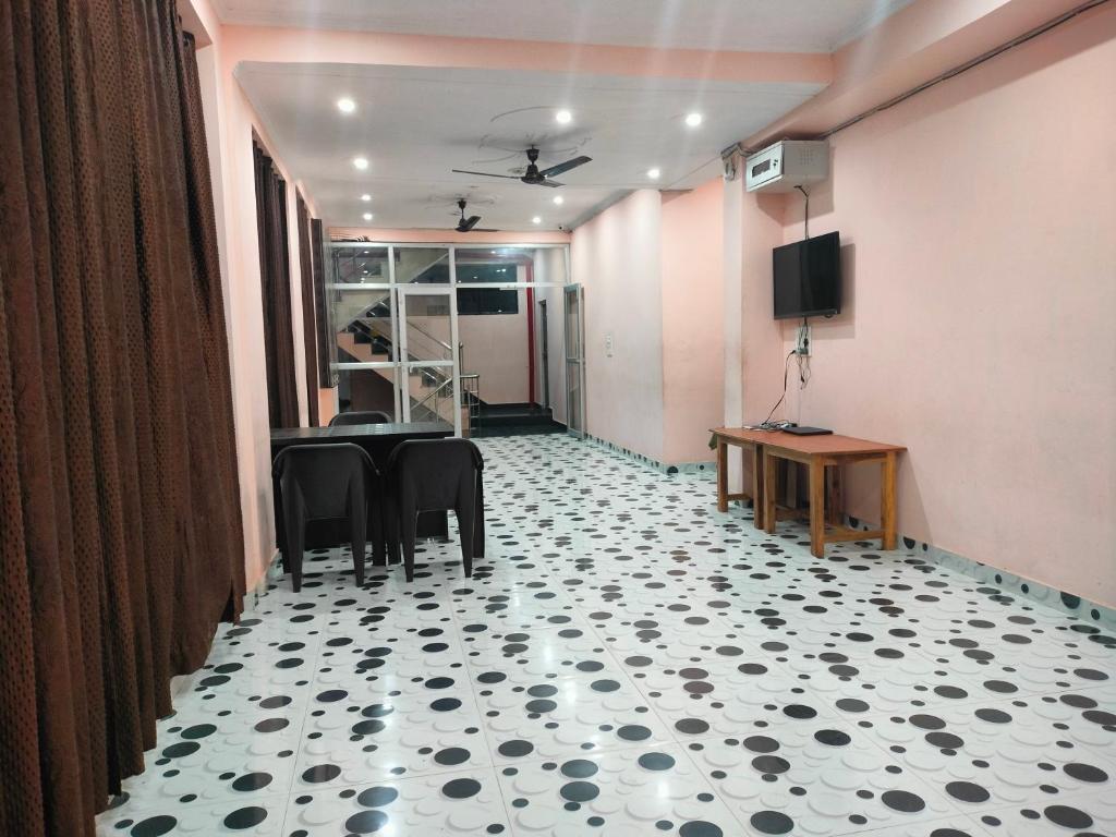 TV a/nebo společenská místnost v ubytování Hotel Dev Inn Ayodhya