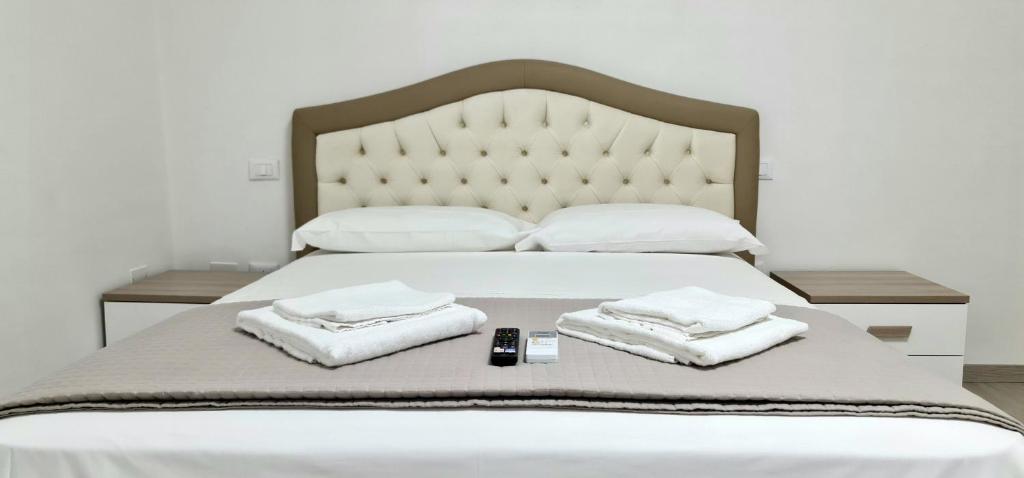 1 dormitorio con 1 cama con 2 toallas en Farah’s house, en Padua