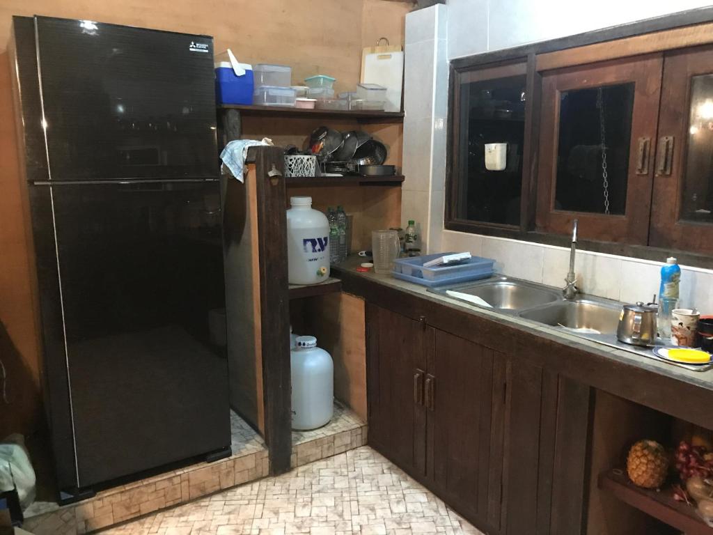 A bathroom at Mae Chan Treehouse with swimming pool