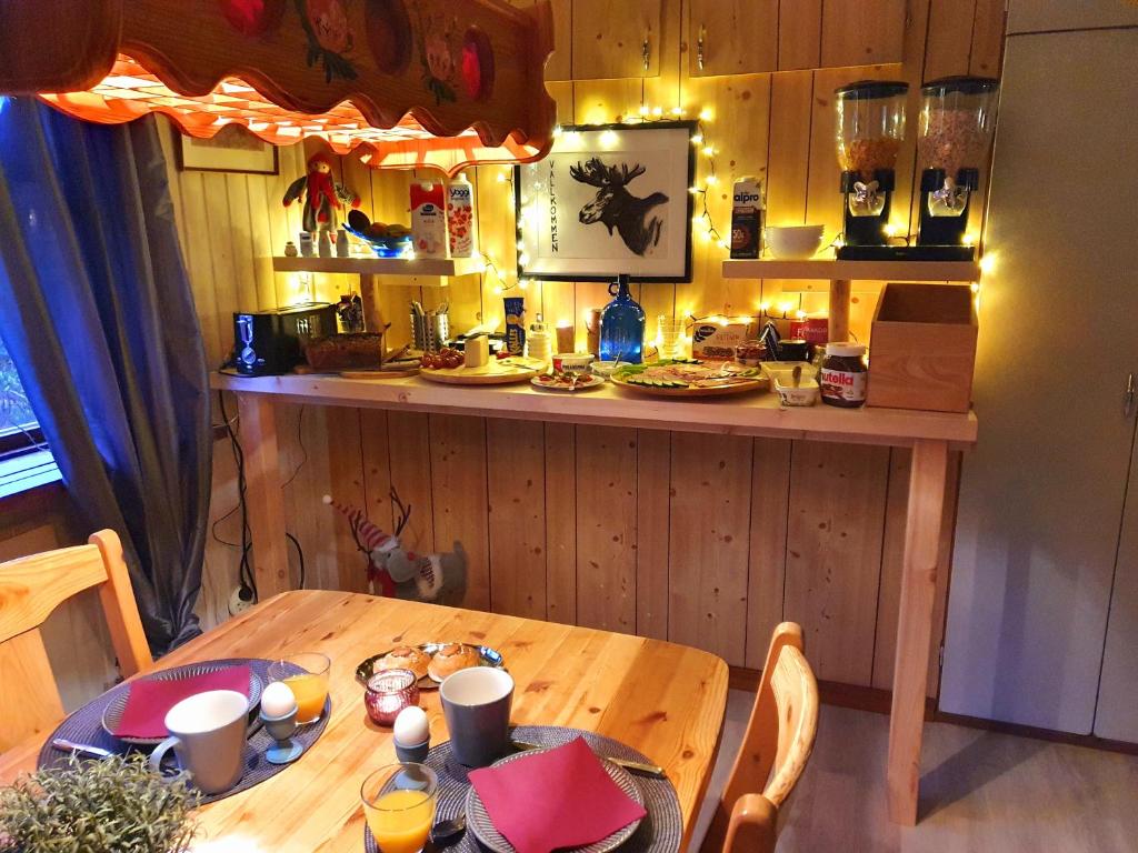 una mesa en una cocina con una barra con comida. en Schnieder's Stuga, en Harmånger