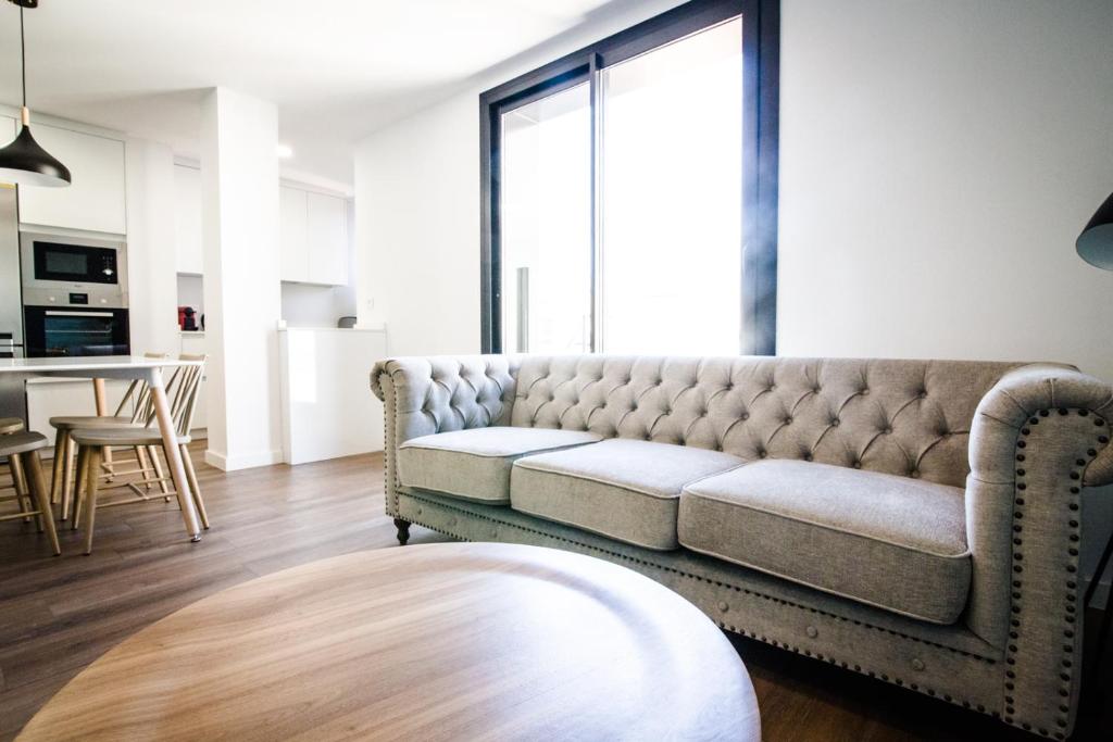 un soggiorno con divano e tavolo di 3-1 Apartamento de diseño en el centro de Reus a Reus