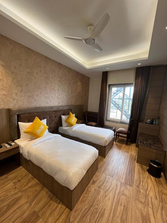 Postel nebo postele na pokoji v ubytování Lime Tree Hotel and Banquet Greater Noida