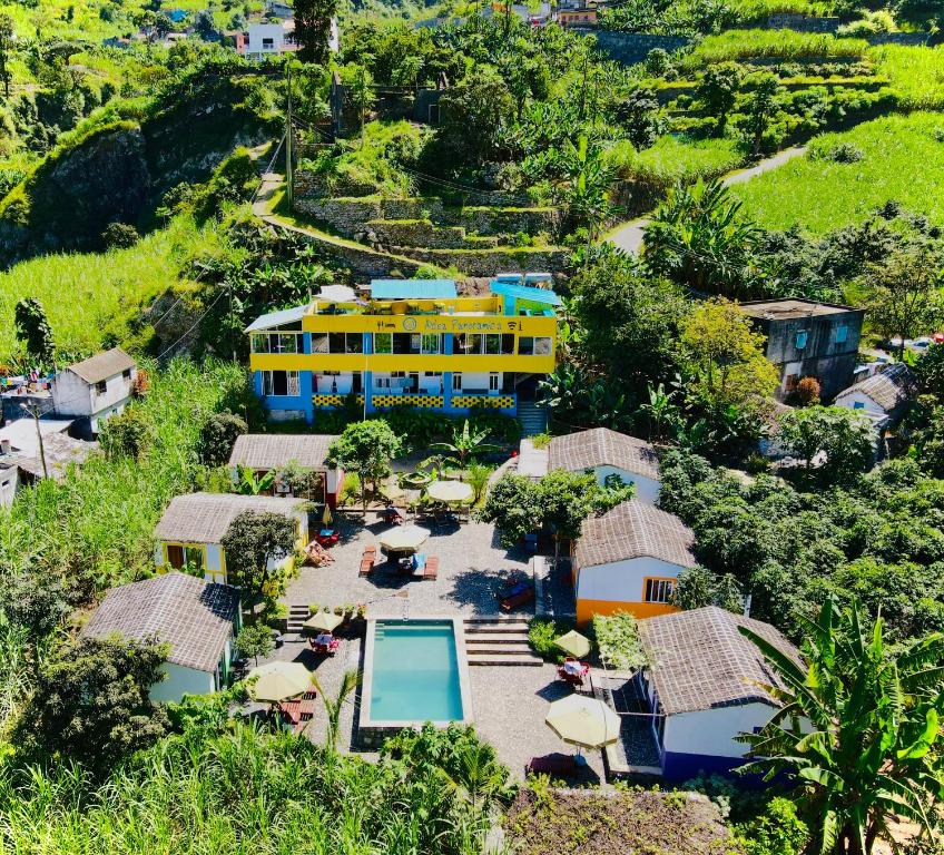 Paul的住宿－AldeaPanoramica，享有带游泳池的度假村的空中景致