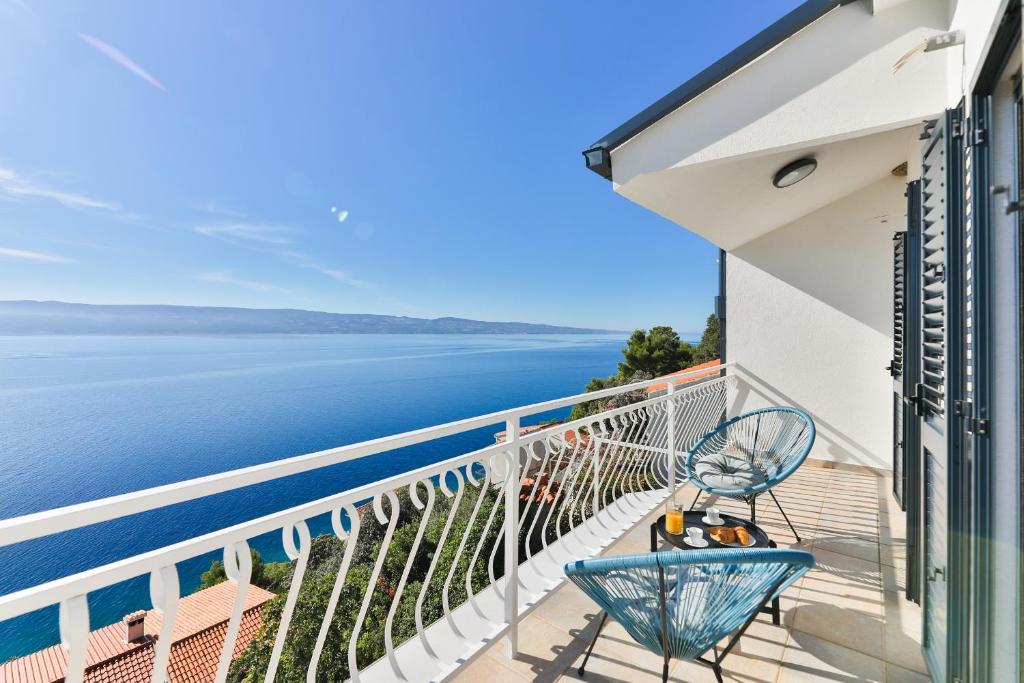 einen Balkon mit Blick auf das Wasser in der Unterkunft Villa Horizon in Stanići