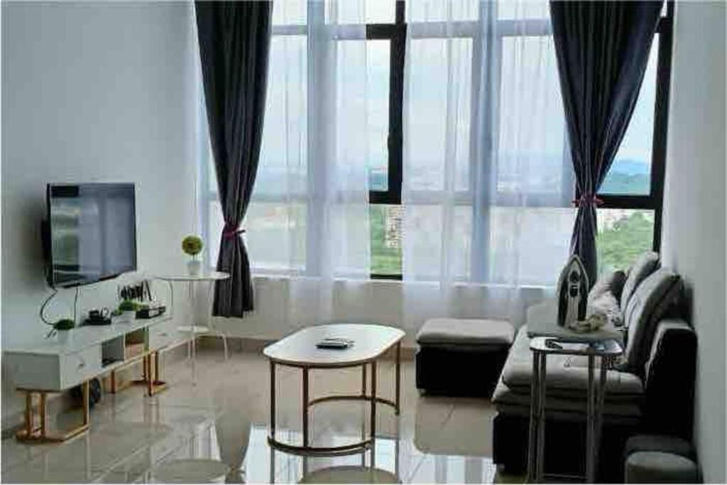 a living room with a couch and a tv at 16 Sierra Puchong Zentro 5 人 Supreme二房公寓 in Puchong