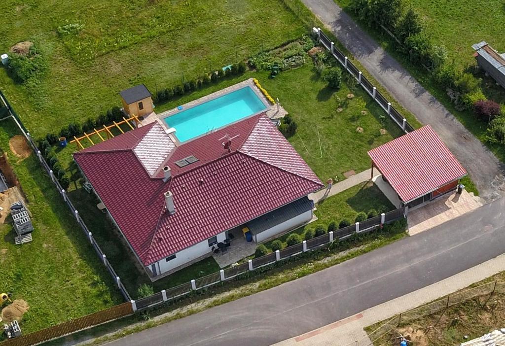 einen Blick über ein Haus mit Pool in der Unterkunft Holiday Wellness Home Mimoň in Mimoň