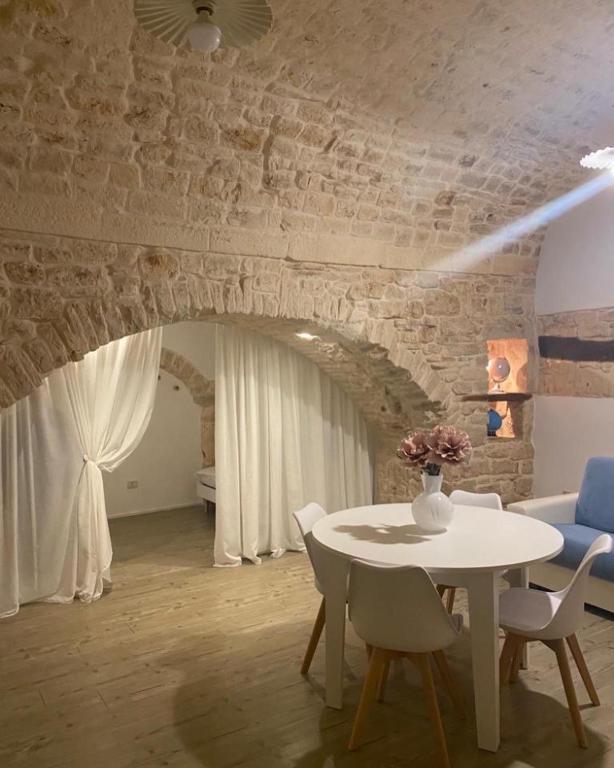 jadalnia z białym stołem i krzesłami w obiekcie La casa di Alessia Largo Torre w mieście Noci