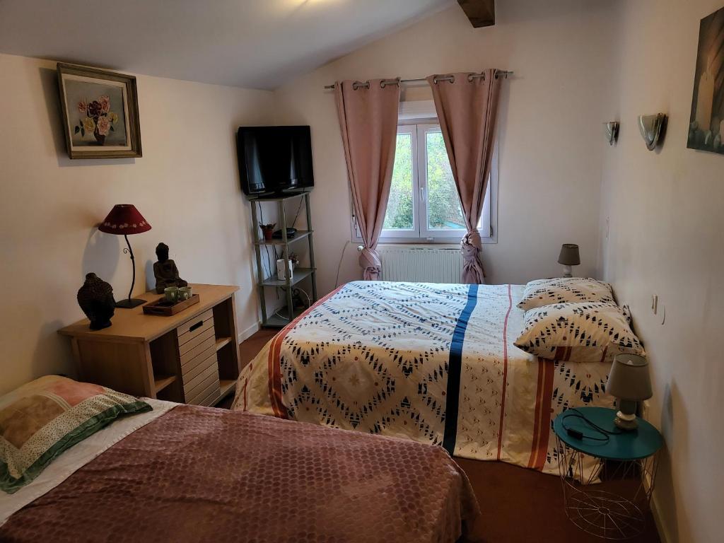 1 Schlafzimmer mit 2 Betten und einem Fenster in der Unterkunft Le clos Fleury Cluny in Cluny