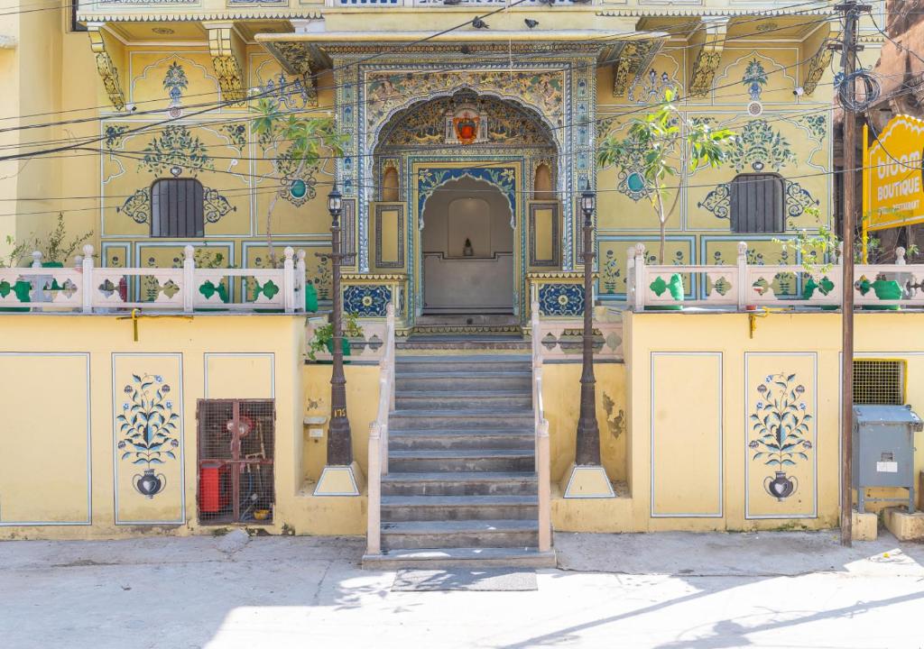 un edificio con una escalera que conduce a una puerta en Bloom Boutique - Chelon Haveli en Jaipur