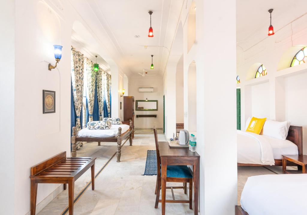 Postel nebo postele na pokoji v ubytování Bloom Boutique - Chelon Haveli