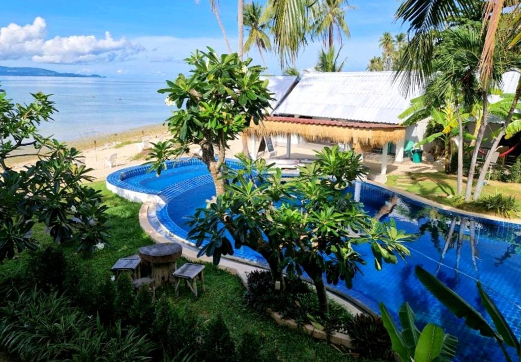 una vista aérea de un complejo con piscina y el océano en Islandlife Bungalows en Thongsala