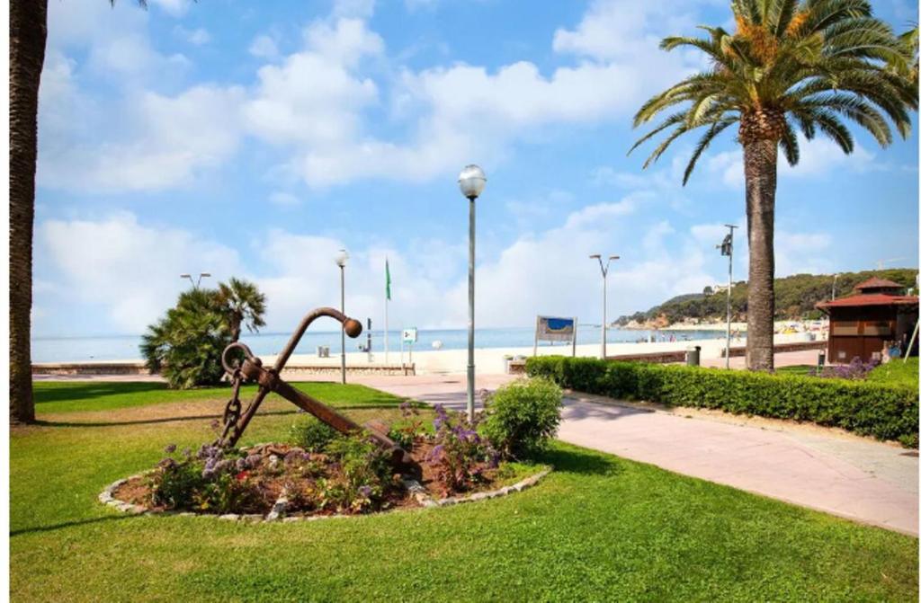 une statue dans un parc à côté d'une plage dans l'établissement One Bedroom Flat in Fenals Lloret de Mar for 4 People, à Lloret de Mar