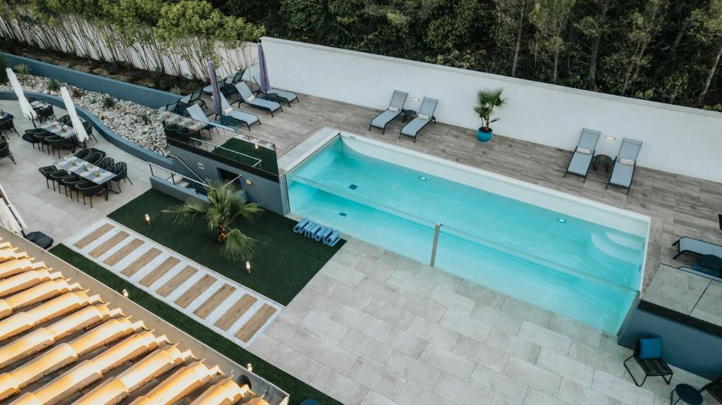 an overhead view of a swimming pool in a house at Le Meez in Carcassonne