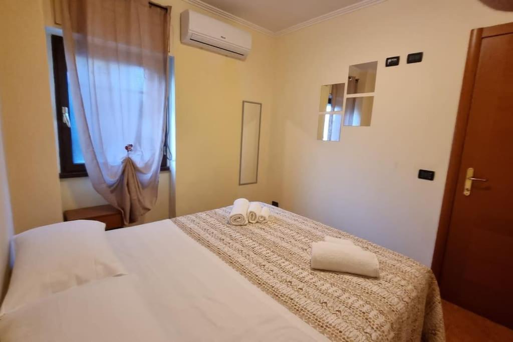 - une chambre avec un lit et 2 serviettes dans l'établissement Tiburtina Home, à Rome