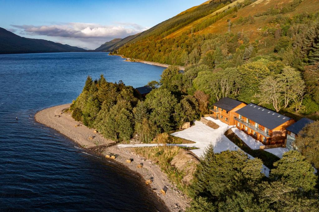 uma vista aérea de uma casa na margem de um lago em Black Sheep Hotels Cabins em Spean Bridge