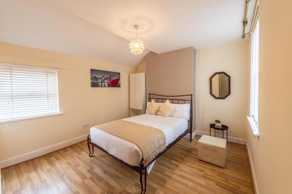 Кровать или кровати в номере Holly Room