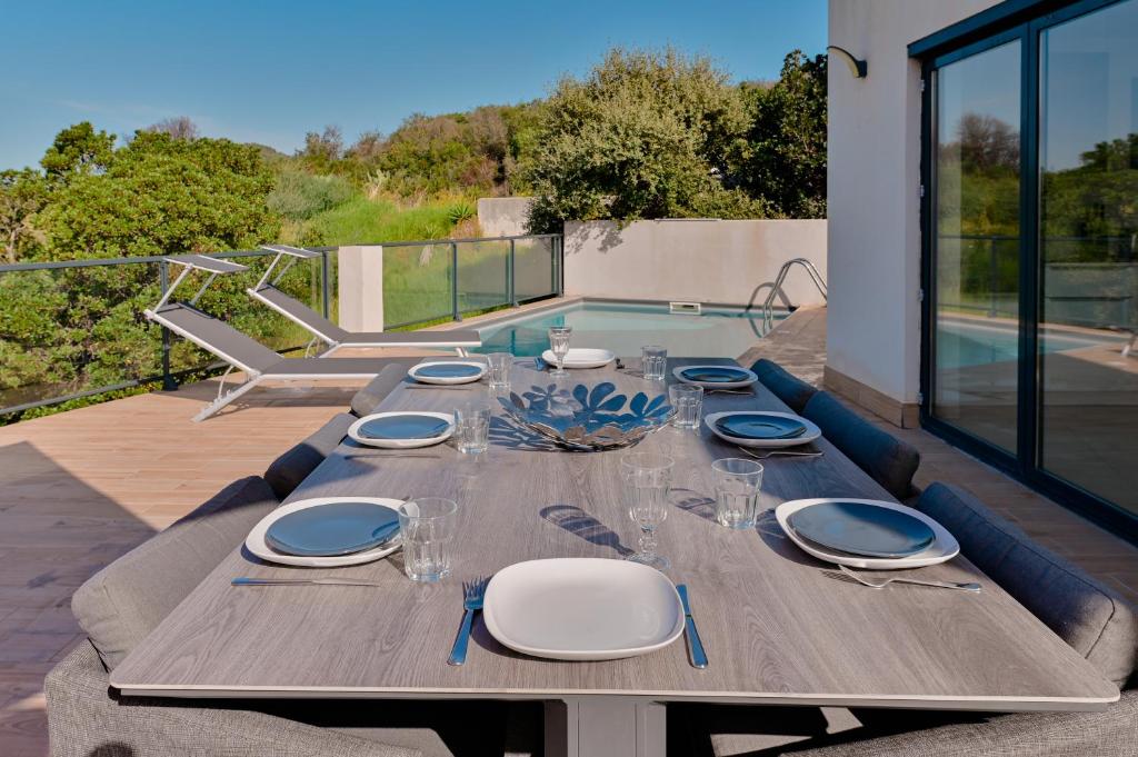 Balkón nebo terasa v ubytování Villa à l'entrée de Porticcio - Piscine - Vue dégagée