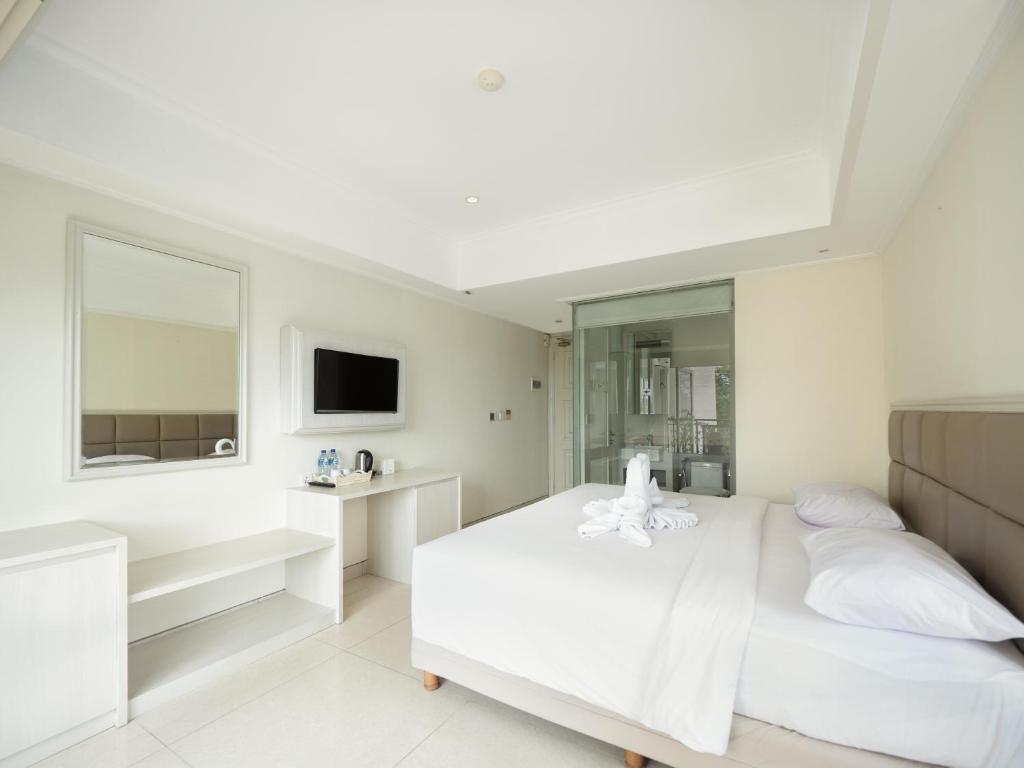 Postel nebo postele na pokoji v ubytování Alron Hotel Kuta