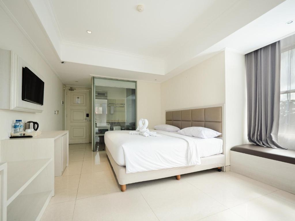 Postel nebo postele na pokoji v ubytování Alron Hotel Kuta