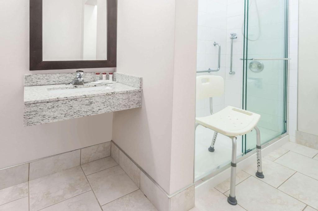 Ramada by Wyndham Edmonton South - Resim 13