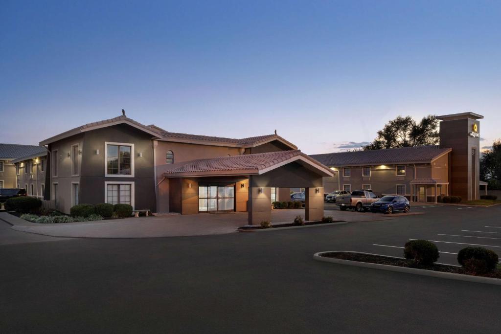 un grand bâtiment avec un parking en face de celui-ci dans l'établissement La Quinta Inn Lexington-Horse Park, à Lexington