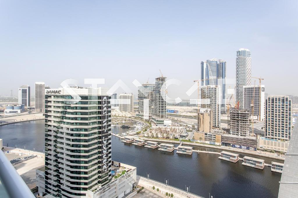 Nespecifikovaný výhled na destinaci Dubaj nebo výhled na město při pohledu z apartmánu