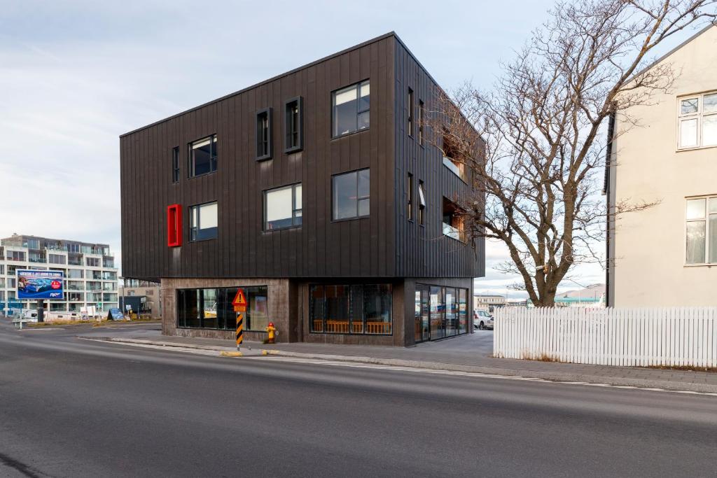 un bâtiment noir sur le côté d'une rue dans l'établissement Blue Viking Apartments Reykjavik, à Reykjavik