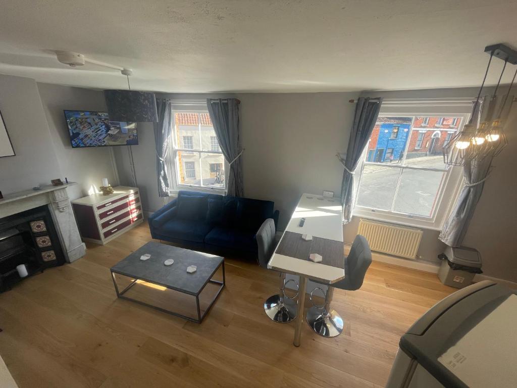 ein Wohnzimmer mit einem Sofa und einem Tisch in der Unterkunft Brady’s Glastonbury beautiful pad great location! in Glastonbury