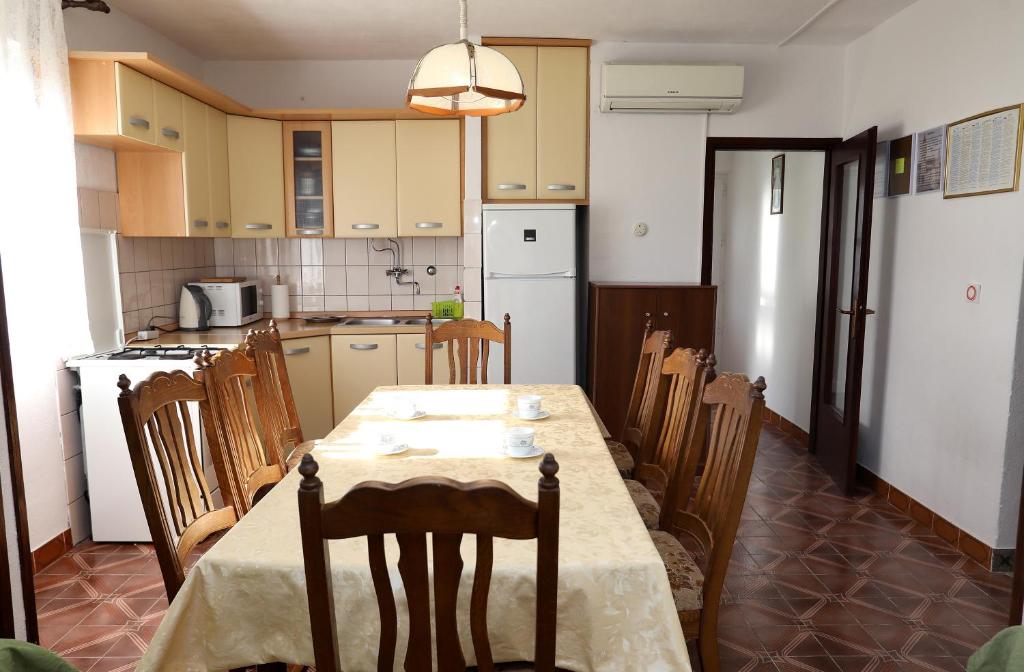 Kuchyňa alebo kuchynka v ubytovaní Apartman Karaga
