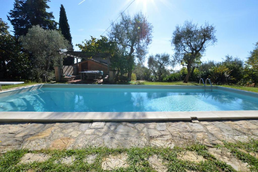 Bazén v ubytovaní La Migliana by Nicola Real Estate alebo v jeho blízkosti