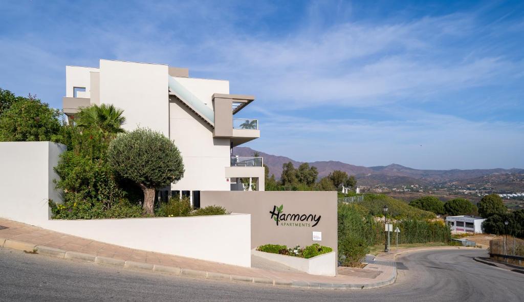 een wit gebouw met een bord aan de zijkant bij Stunning 3 Bedroom Penthouse in La Cala Golf, Mijas in Málaga