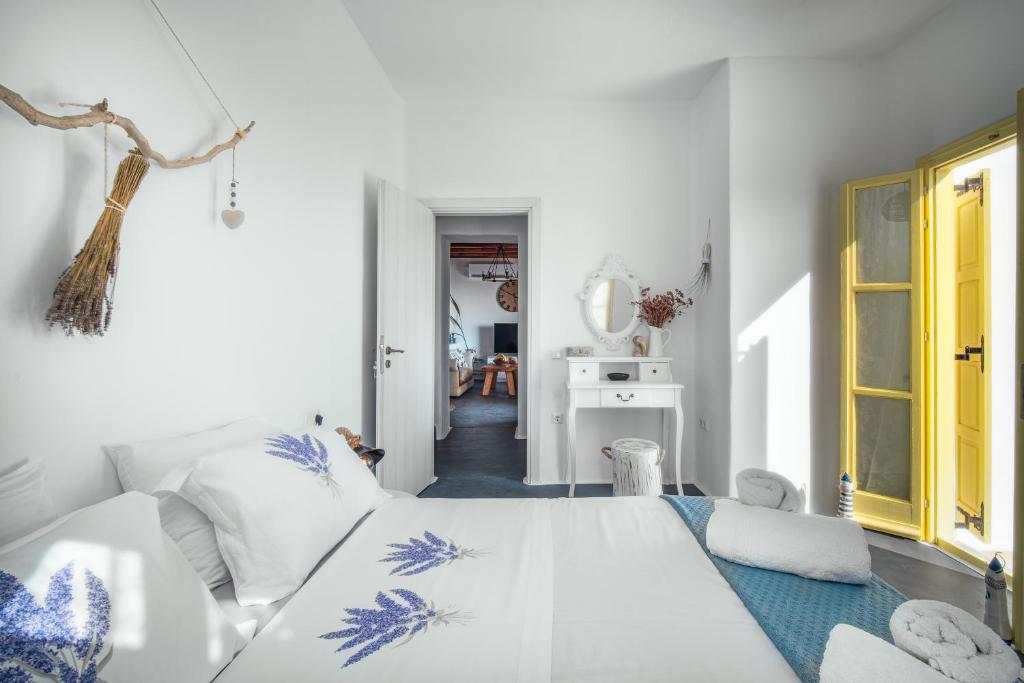 biały pokój z łóżkiem i kanapą w obiekcie Livas Residence w mieście Megálon Khoríon