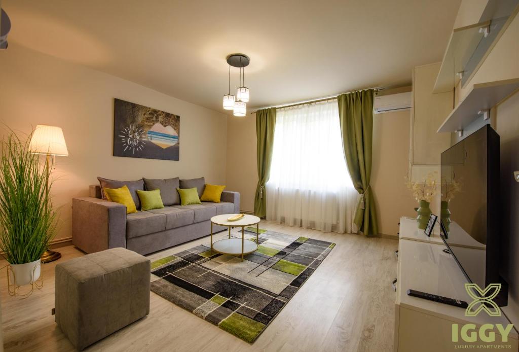 een woonkamer met een bank en een tafel bij Iggy Luxury Apartment in Hunedoara