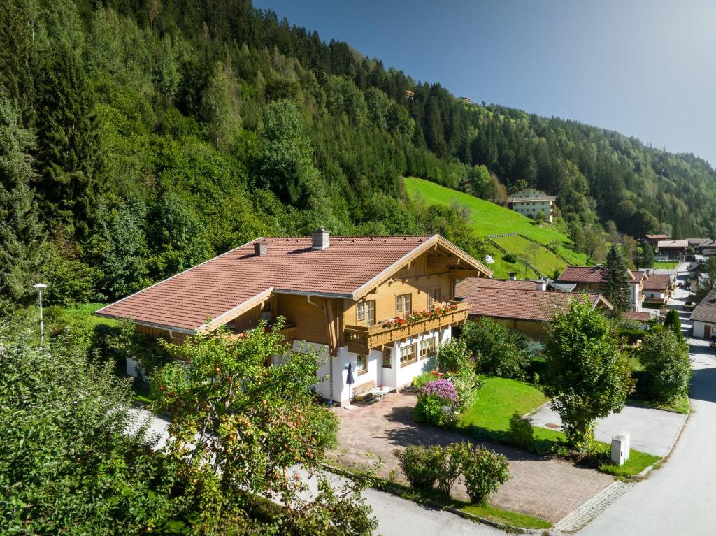 ein Haus inmitten eines Berges in der Unterkunft Apartment Wanger in Neukirchen am Großvenediger