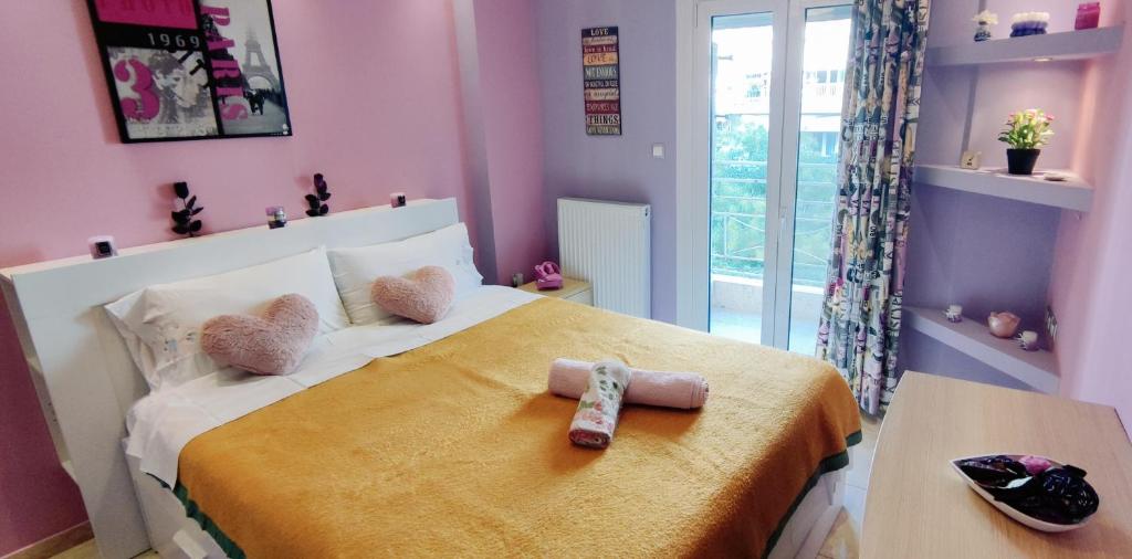 - une chambre avec un lit et 2 serviettes dans l'établissement Kelly's Luxury Suite in Thessaloniki's Center, à Thessalonique