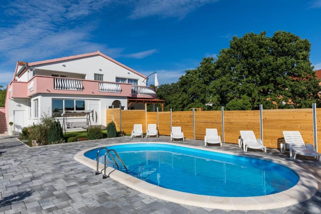 Galovac的住宿－Holiday Home Maroko, with private pool，房屋前的游泳池