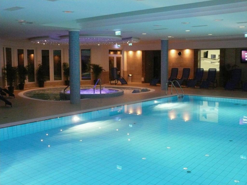 Bazén v ubytování Garden Hotel Wellness és Konferencia nebo v jeho okolí