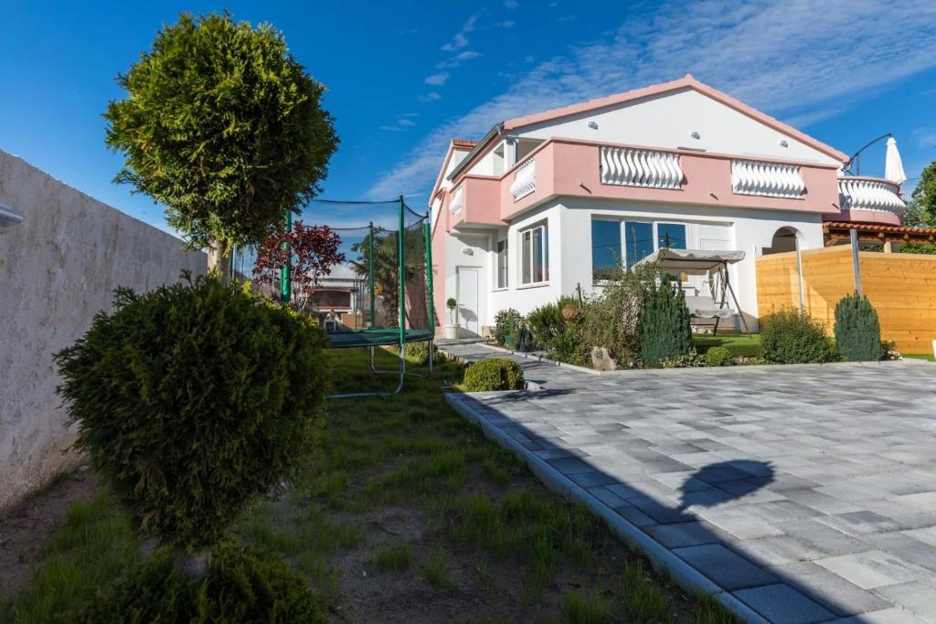 Fotografia z galérie ubytovania Holiday Home Maroko, with private pool v destinácii Galovac
