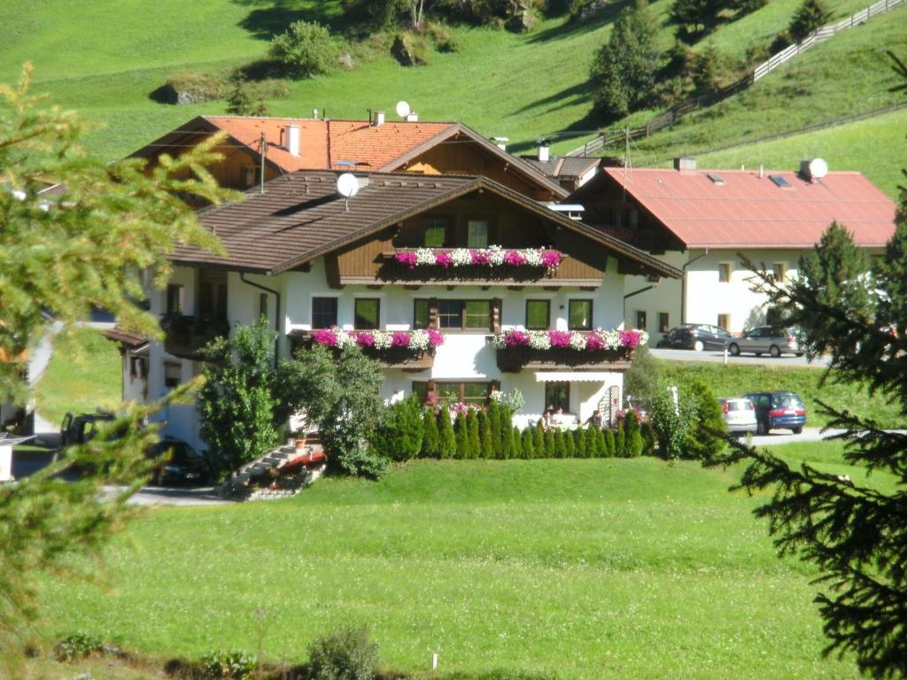 ein Haus mit Blumen auf der Vorderseite in der Unterkunft Haus Bergfreund in Sankt Leonhard im Pitztal