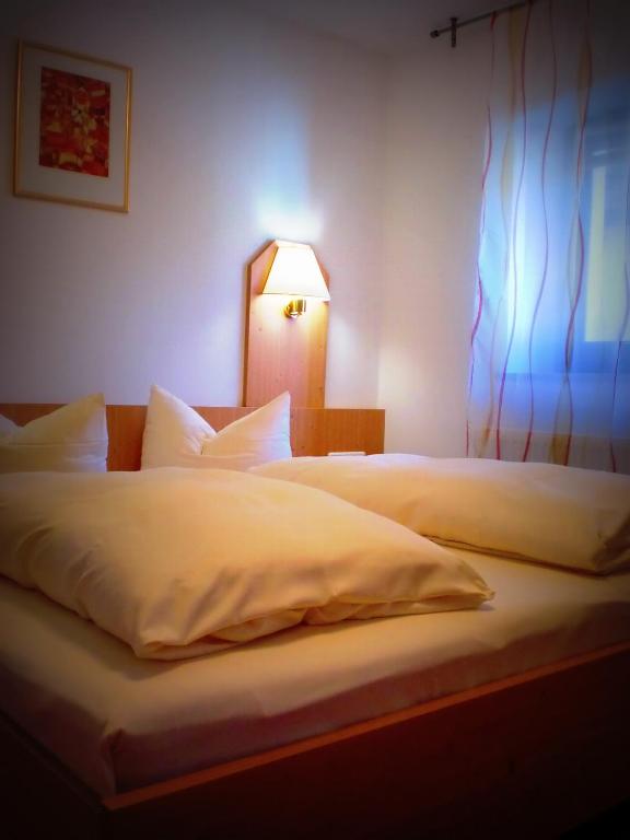 Giường trong phòng chung tại Hotel & Gästehaus Krone