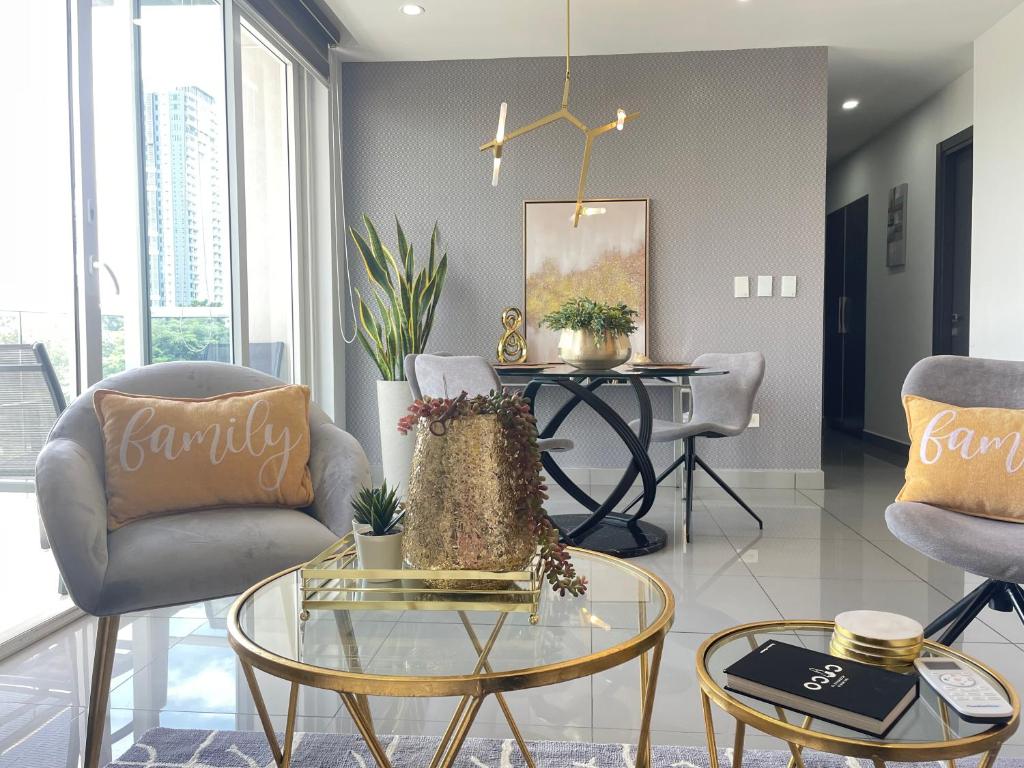 圣佩德罗苏拉Amplio condominio ejecutivo con hermosa vista的有两把椅子和一张桌子的客厅