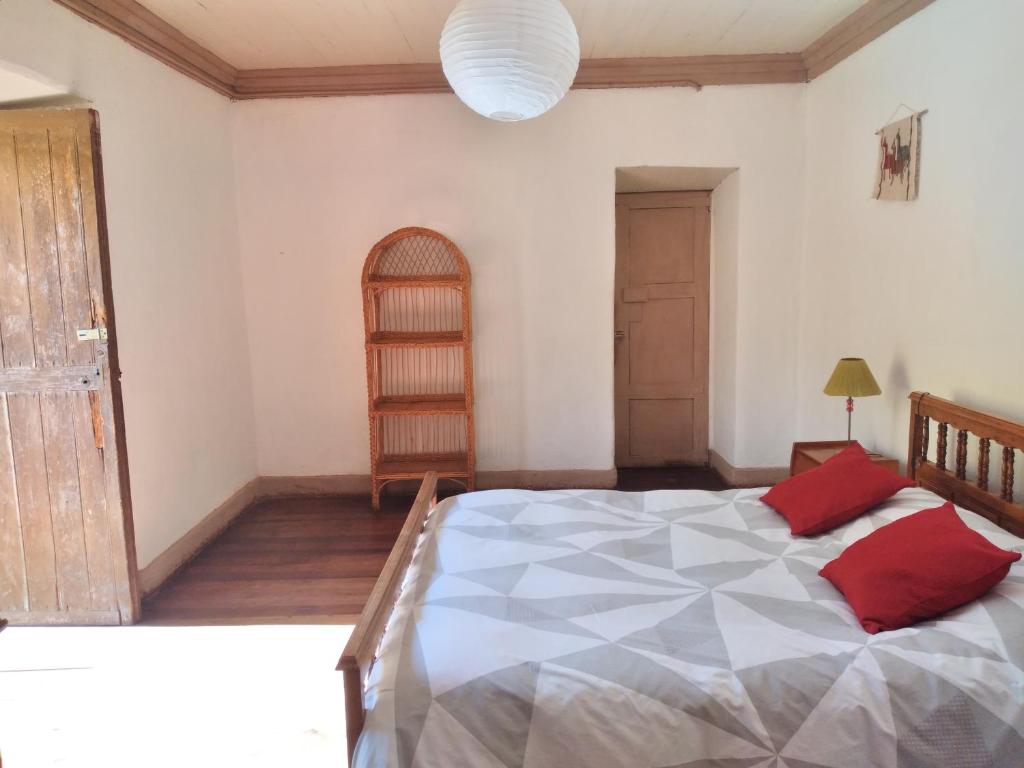 1 dormitorio con 1 cama grande con almohadas rojas en Elqui Sol, en Vicuña