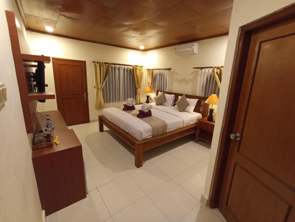 Postel nebo postele na pokoji v ubytování Kusnadi Hotel