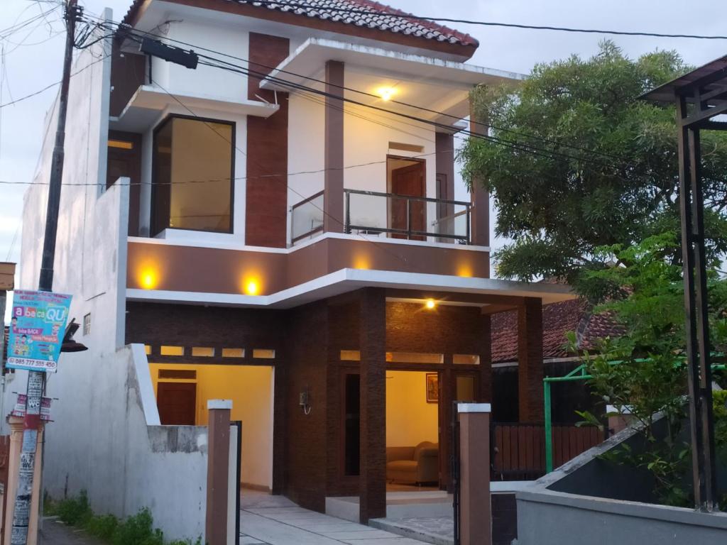una casa con balcone di fronte di House of Soulmate a Demangan
