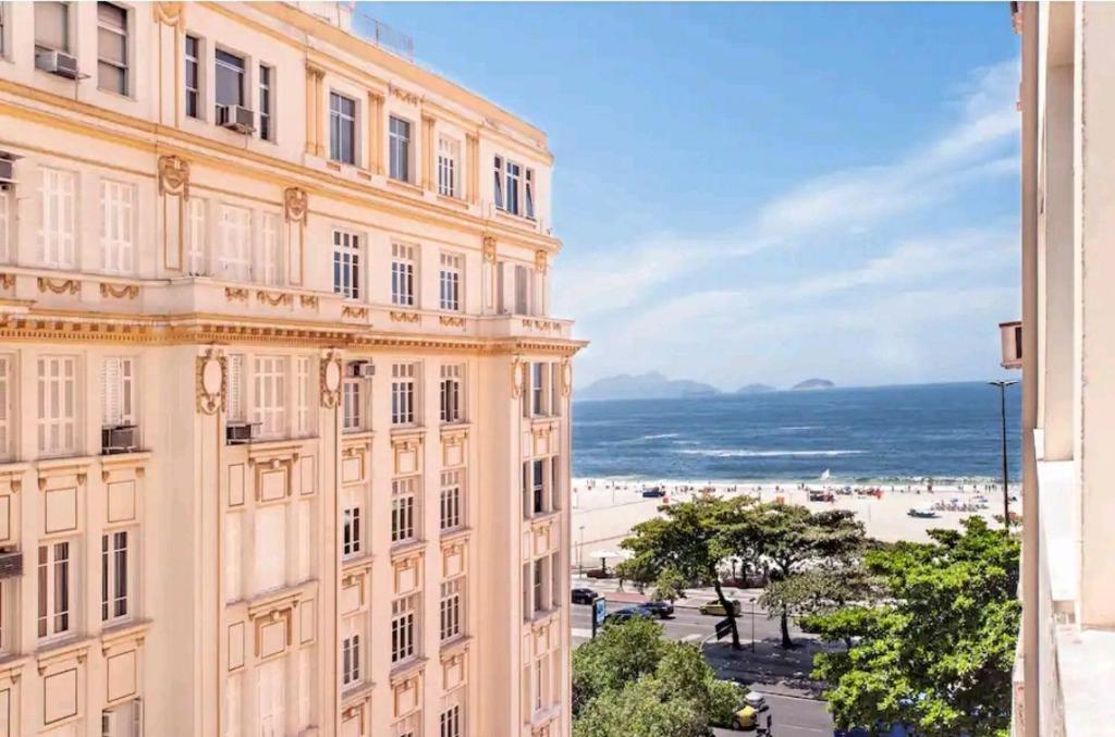 ein Gebäude mit Blick auf den Strand und das Meer in der Unterkunft Beach Block - View to Atlantic in Rio de Janeiro