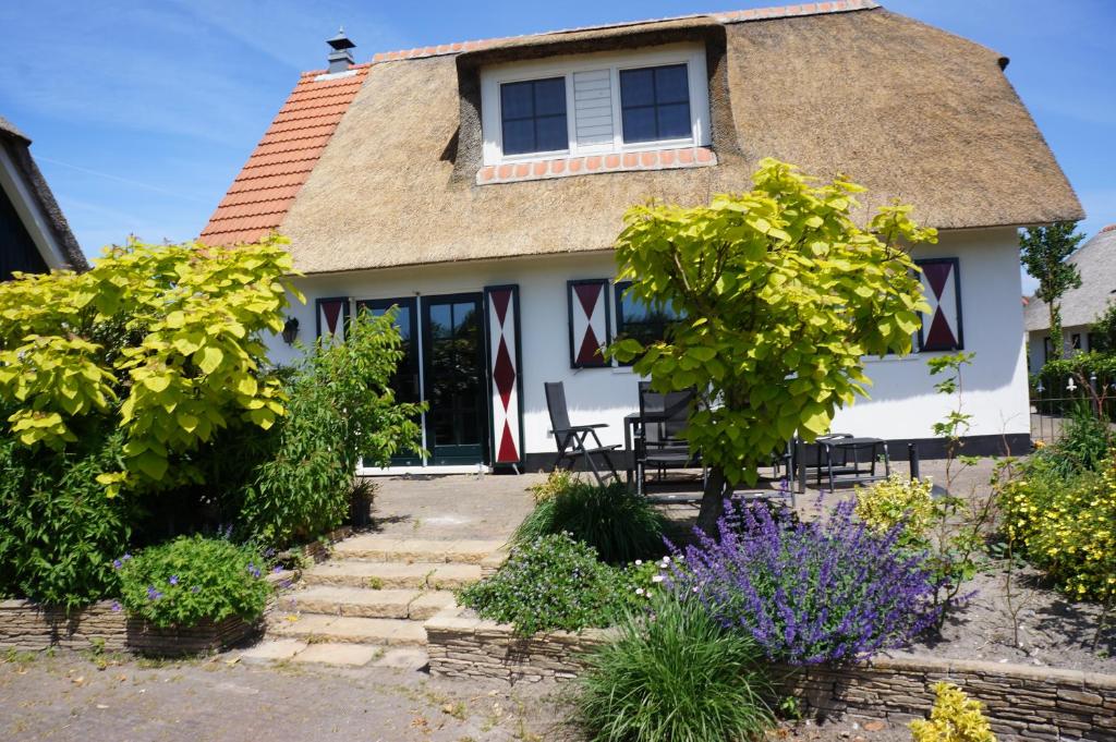 a cottage with a thatched roof at Buitenplaats 5-p in Callantsoog
