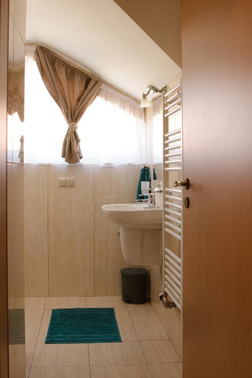 Kúpeľňa v ubytovaní Eliza 1 Birdland Golf Apartman